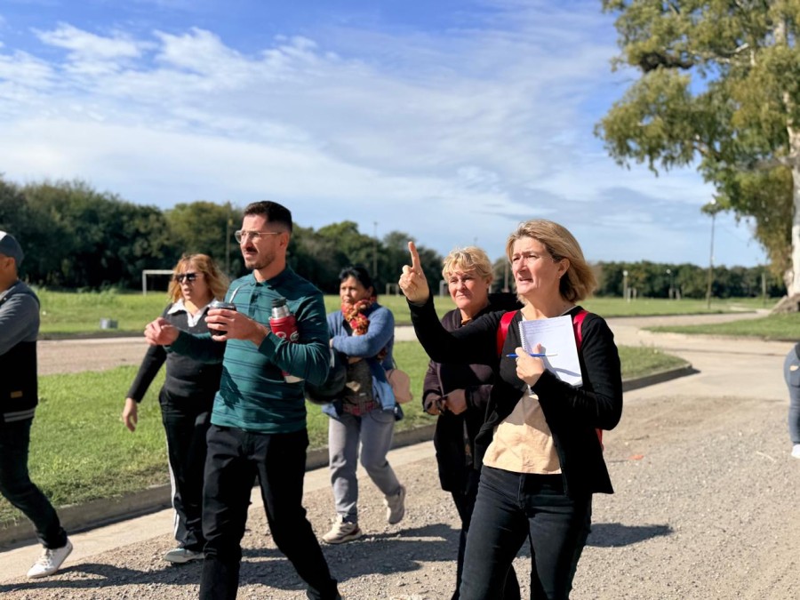 Funcionarios municipales junto a dirigentes vecinales durante la caminata por el barrio 2 de Abril para coordinar acciones que permitan dar respuesta a reclamos del sector. (FOTO PRENSA MUNICIPAL)