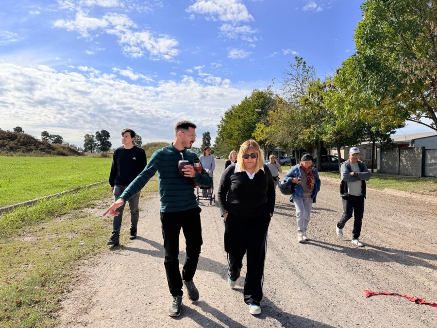Juan Pablo Aversa durante la recorrida por barrio 2 de Abril junto a vecinos del sector.
