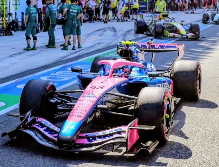 Franco Colapinto saliendo de los boxes del circuito de Miami.
