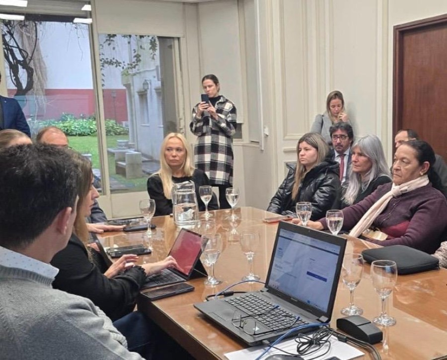 La Fiscal General, Mar&iacute;a Cecilia Vranicich, con familiares de v&iacute;ctimas y representantes de ONG de v&iacute;ctimas.