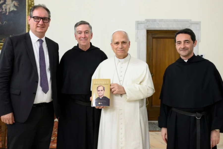 El Papa recibi&oacute; el libro que se publicar&aacute; ma&ntilde;ana. En la foto con Lorenzo Fazzini, padre Joseph Farrell OSA, padre Rocco Ronzani OSA.