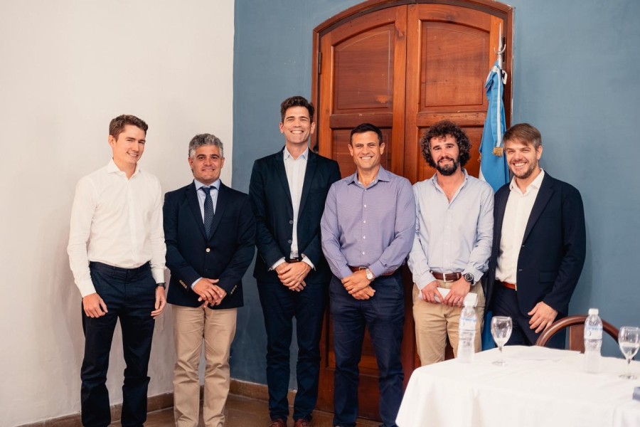 Nicol&aacute;s Rivarossa, nuevo presidente del Jockey Club Rafaela, junto a integrantes de la Comisi&oacute;n Directiva.