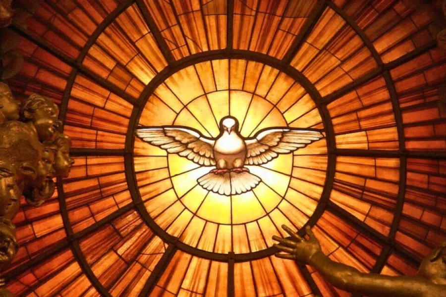 Imagen del Esp&iacute;ritu Santo en un vitral de la Bas&iacute;lica de San Pedro del Vaticano.