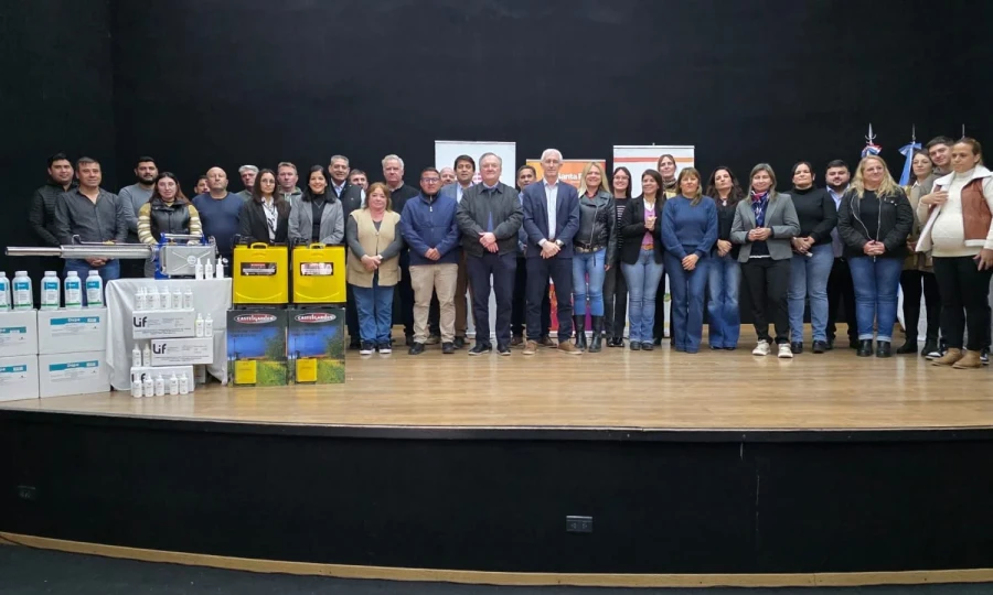 El grupo de autoridades que particip&oacute; en la ceremonia.