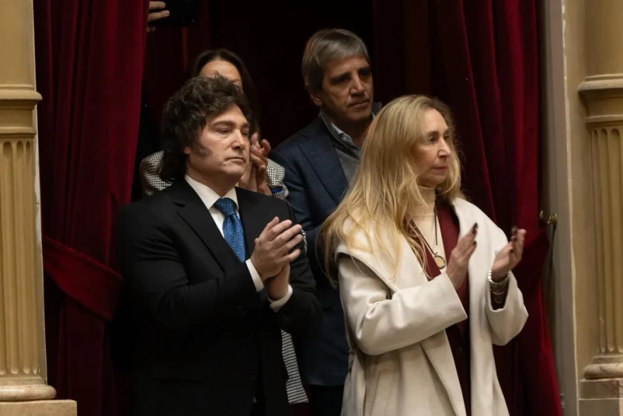 Luis Caputo, Ministro de Econom&iacute;a; Javier Milei, presidente, y Karina Milei, secretaria general de la Presidencia, figuras centrales de un gobierno con una reprobaci&oacute;n del 64,5%, seg&uacute;n una encuesta.