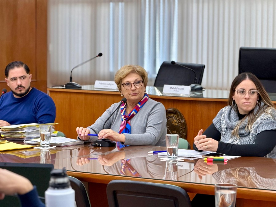 La presidente del Concejo, Mabel Fossatti junto al secretario Federico Audagna y la prosecretaria, Janise Lamas.