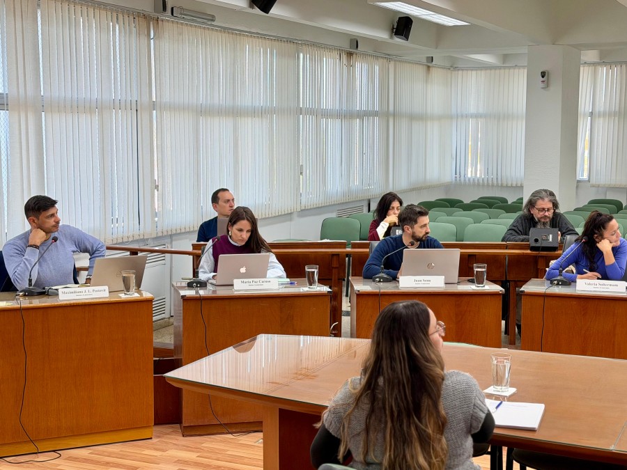Los concejales justicialistas Maximiliano Postovit, Paz Caruso, Juan Senn y Valeria Soltermam este lunes en la sala de sesiones del sexto piso del edificio municipal. (FOTO PRENSA CONCEJO)