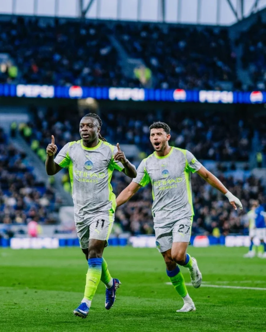 DESEQUILIBRANTE. Jeremy Doku festeja su gol con el portugu&eacute;s Matheus Nunes.