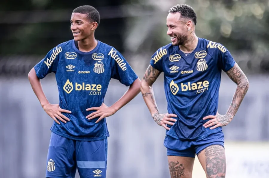 Neymar y Robinho JR en una sesi&oacute;n de entrenamiento en el CT Rei Pel&eacute;.