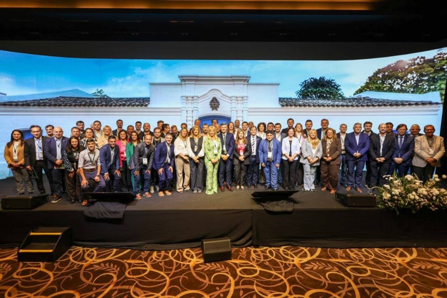 La foto de familia frente a la Casa Hist&oacute;rica , de quienes refrendaron el compromiso ambiental.