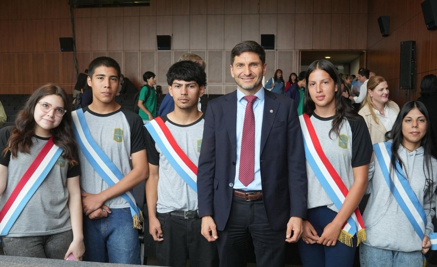El gobernador Pullaro junto a alumnos que prometieron lealtad a la Constituci&oacute;n argentina. (FOTO SCS)
