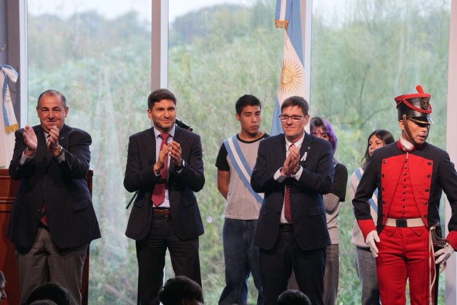 El intendente de Santa Fe, Pablo Poletti, el gobernador Maximiliano Pullaro y el ministro de Educaci&oacute;n de la Provincia, Jos&eacute; Goity en el Museo de la Constituci&oacute;n. (FOTO SCS)