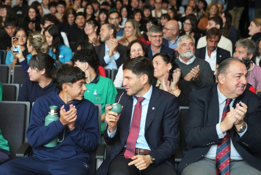 Entre mate y mate, el gobernador Pullaro dialoga con uno de los estudiantes convocados para prometer lealtad a la Carta Magna. (FOTO SCS)