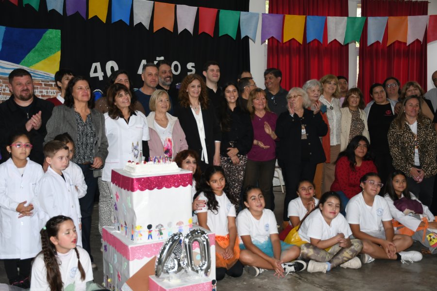 Autoridades escolares, algunos alumnos, los Ediles y el Intendente durante la ceremonia.