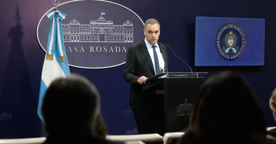 SIN ARRESTO. La fiscal&iacute;a dictamin&oacute; que no existe un riesgo real para justificar una medida de arresto contra Adorni en esta instancia de la investigaci&oacute;n.