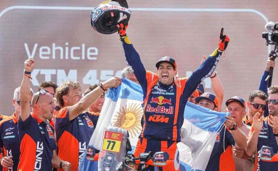 El salte&ntilde;o Luciano Benavides festeja su triunfo en Motos en la edici&oacute;n 2026.