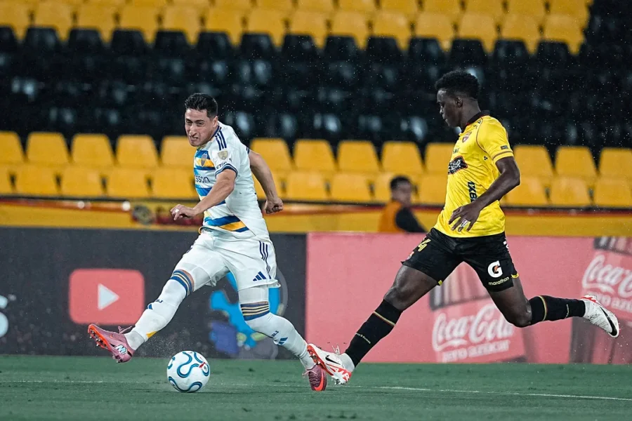 Miguel Merentiel avanza por el costado derecho en el partido entre Boca y Barcelona de Ecuador.