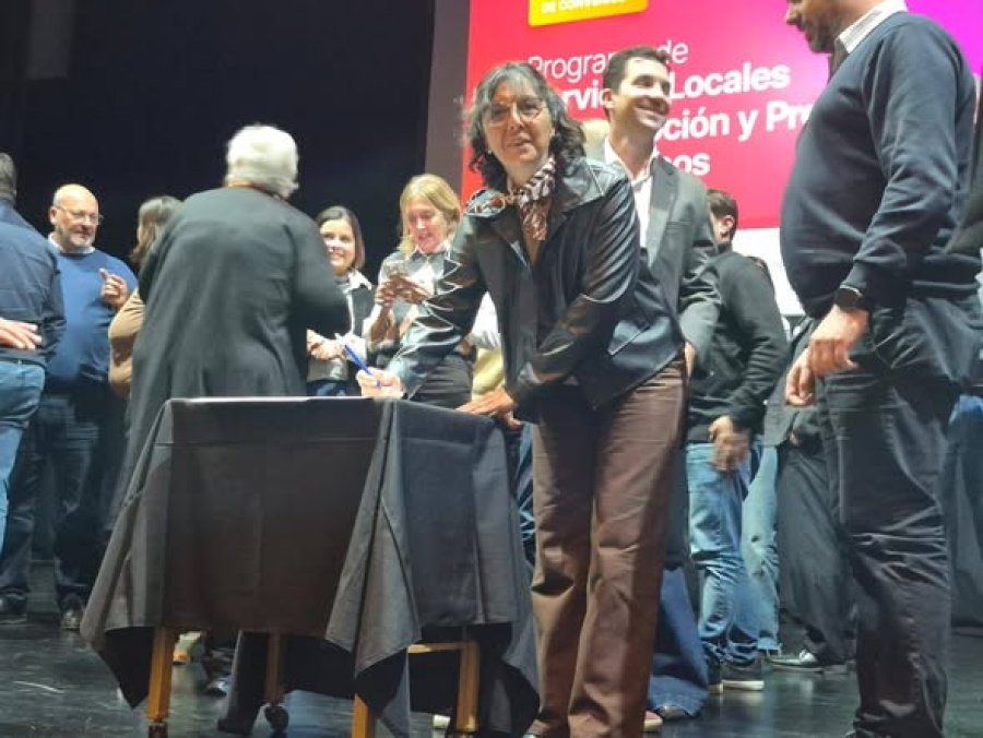 La titular comunal firmando el convenio.