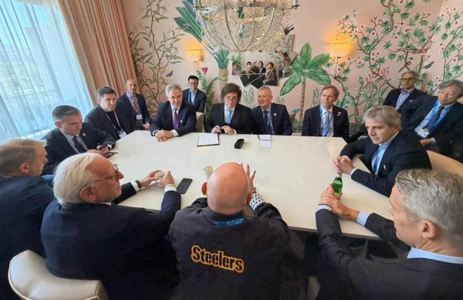 DE GIRA. Milei con empresarios en Los &Aacute;ngeles.