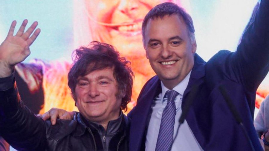 RESPALDO. El presidente Javier Milei junto al jefe de Gabinete, Manuel Adorni.