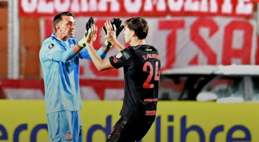 BUEN APORTE. Muslera y Tom&aacute;s Palacios festejan el punto.