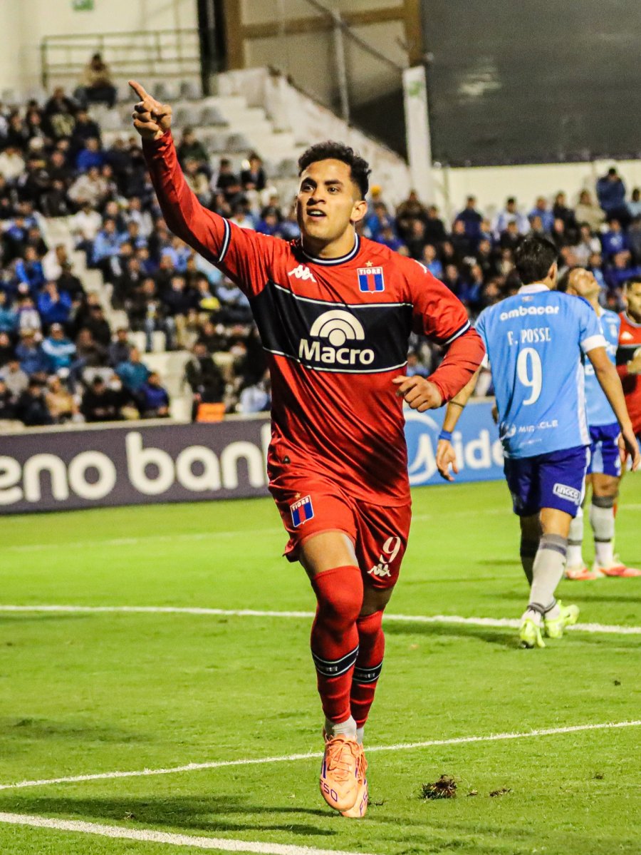 INTRATABLE. El delantero David Romero.