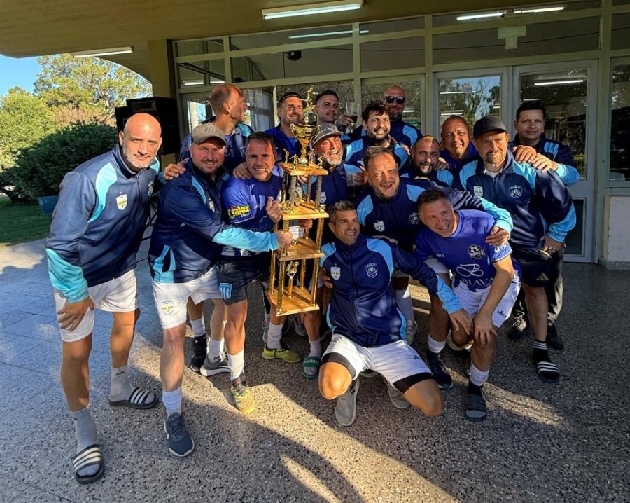 Uno de los equipos maristas de Rafaela celebra con un gran trofeo. (FOTO TM)