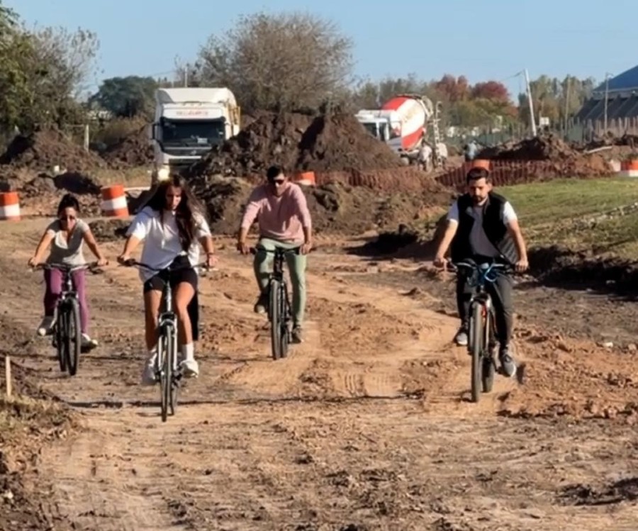 Vale Soltermam, Paz Caruso, Maxi Postovit y Juan Senn pedalean por el sector de obras vinculadas a los Juegos Suramericanos en el oeste de Rafaela.