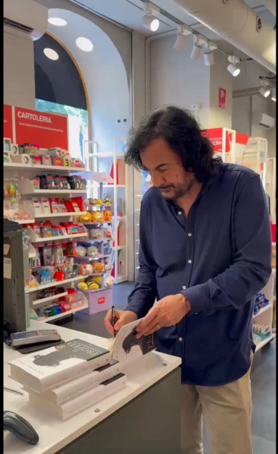 El autor firmando libros en una librer&iacute;a de Roma donde estuvo la semana pasada.