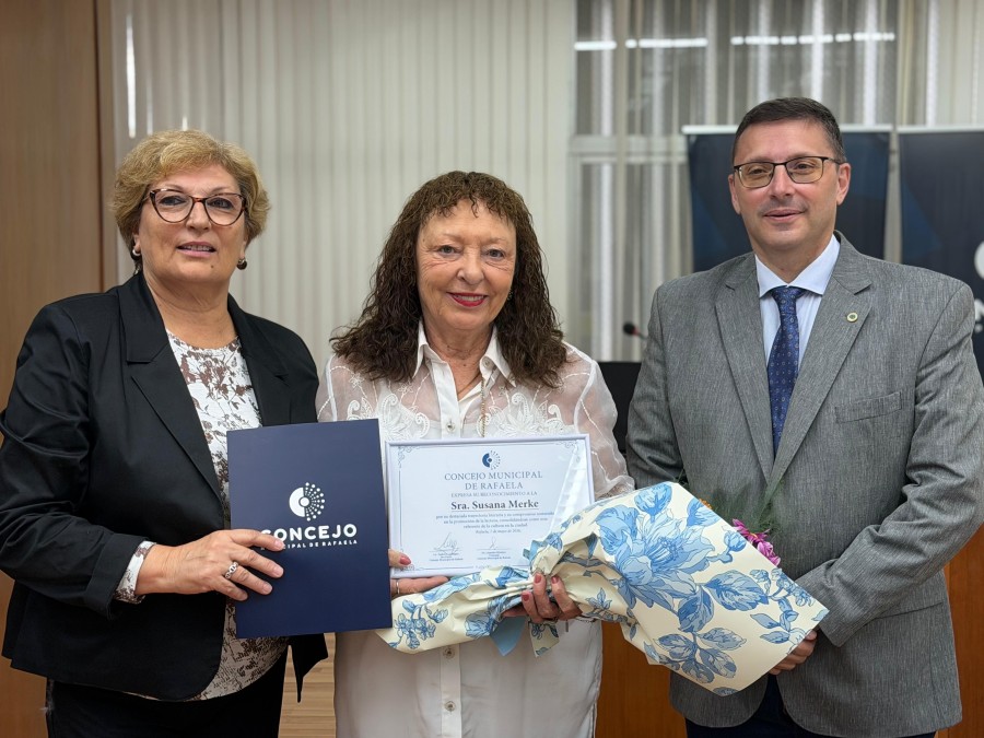 La presidenta del Concejo, Mabel Fossatti, Susana Merke y Lisandro M&aacute;rsico durante la entrega del reconocimiento a la escritora.