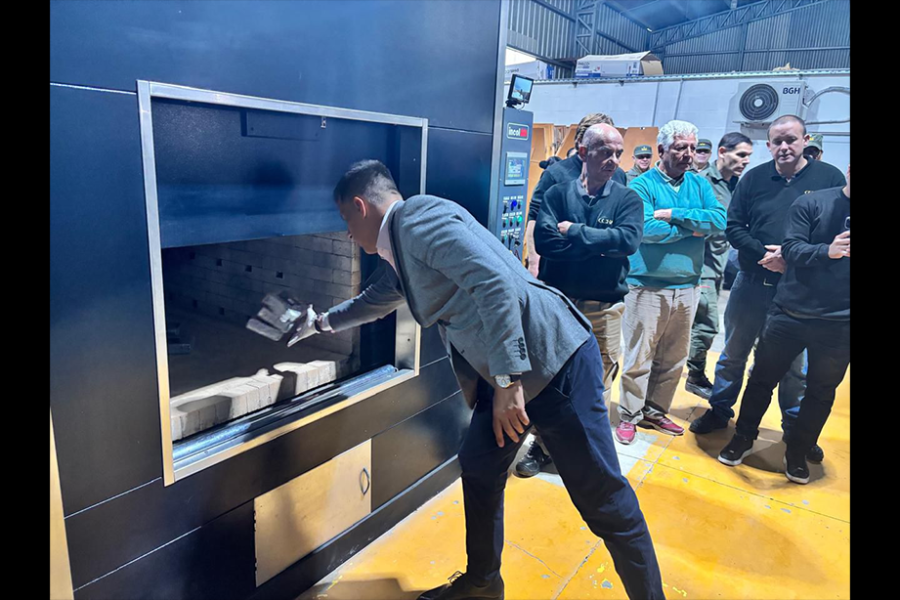 El fiscal federal Gustavo Onel, titular de la Sede Fiscal Descentralizada Rafaela, supervis&oacute; y particip&oacute; de la quema de los 564 kilogramos de coca&iacute;na.