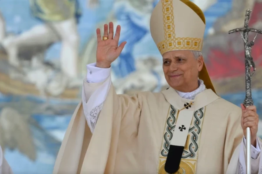 El Santo Padre saluda durante la misa inaugural de su pontificado.