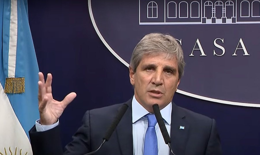 IMPACTO POLITICO. Luis Caputo defendi&oacute; a Manuel Adorni y asegur&oacute; que su situaci&oacute;n judicial "no afecta a la econom&iacute;a".