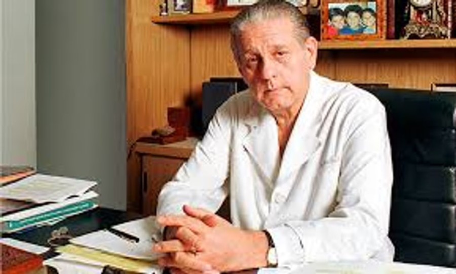 El Dr. Ren&eacute; Favaloro, la eminencia que llev&oacute; a cabo el bypass.
