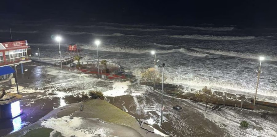 IMPACTANTE TEMPORAL. Con r&aacute;fagas que superaron los 100 kil&oacute;metros por hora, el temporal inund&oacute; rutas, aneg&oacute; calles y forz&oacute; la suspensi&oacute;n de actividades en toda la regi&oacute;n.