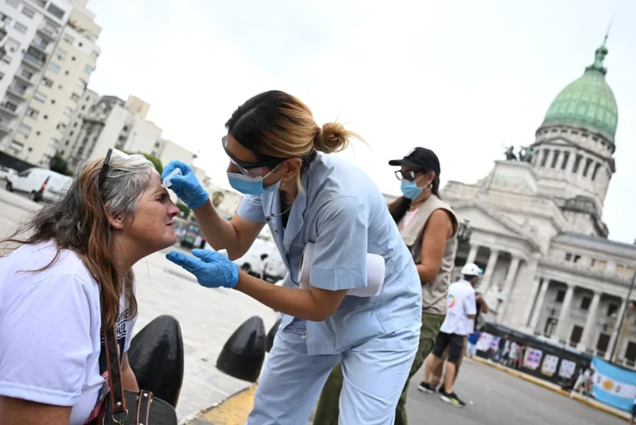 Una jubilada asistida por personal de salud.