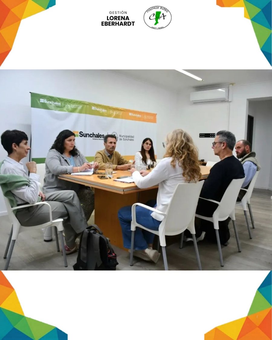 Los participantes en la mesa de trabajo.