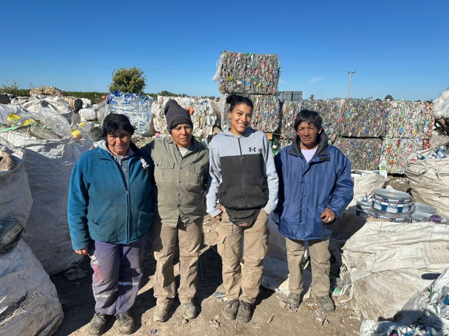 Un grupo de recicladores en el Complejo Ambiental.