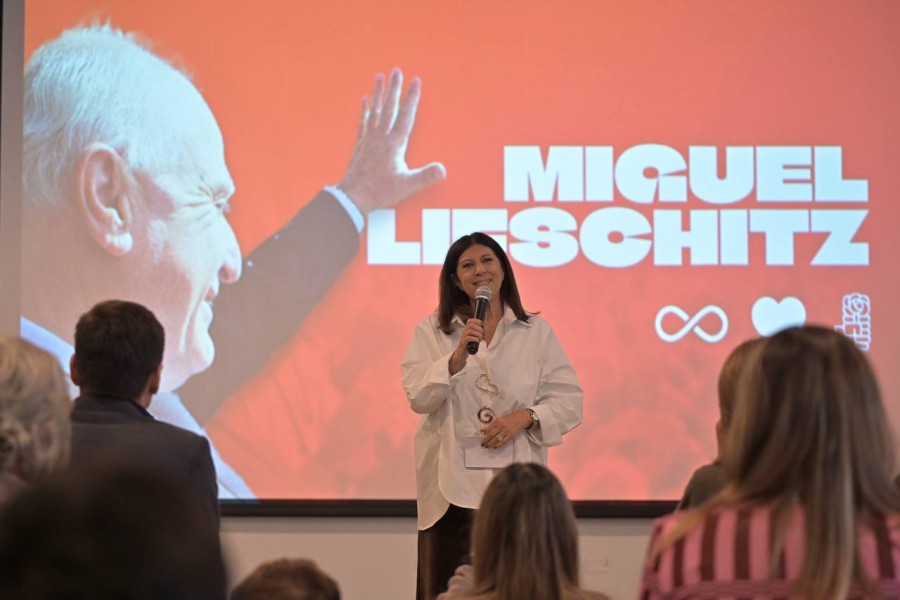 La diputada provincial, Clara Garc&iacute;a fue una de las principales oradoras del acto en el Polo Tecnol&oacute;gico Rosario.