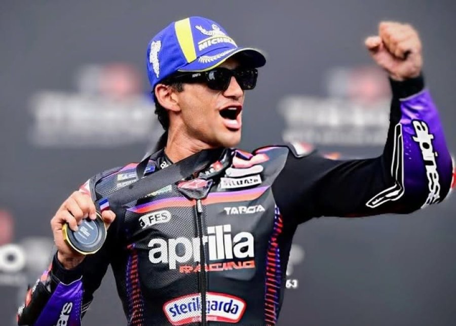 Jorge Mart&iacute;n festeja su espectacular triunfo en la carrera Sprint.