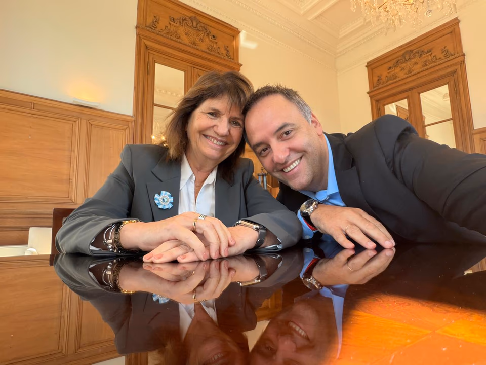 El jefe de Gabinete, Manuel Adorni, y la senadora Patricia Bullrich.