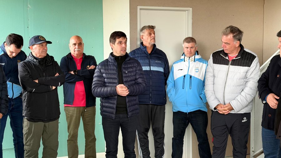 RECORRIDA. El intendente Leonardo Viotti, quien acompa&ntilde;&oacute; a la delegaci&oacute;n, cont&oacute; que &ldquo;visitamos el microestadio que presenta un avance de las obras de m&aacute;s de un 70%".
