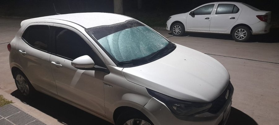 AUTOS CON "MANTOS" BLANCOS. La escarcha en los chasis y parabrisas de los veh&iacute;culos estacionados en la v&iacute;a p&uacute;blica fue la gran protagonista de la madrugada dominical muy fr&iacute;a que tuvimos en Rafaela.