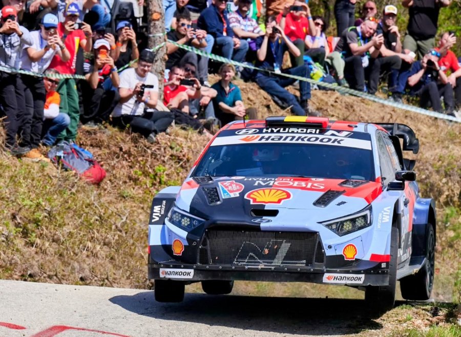 Thierry Neuville con el Hyundai en el Rally de Portugal.