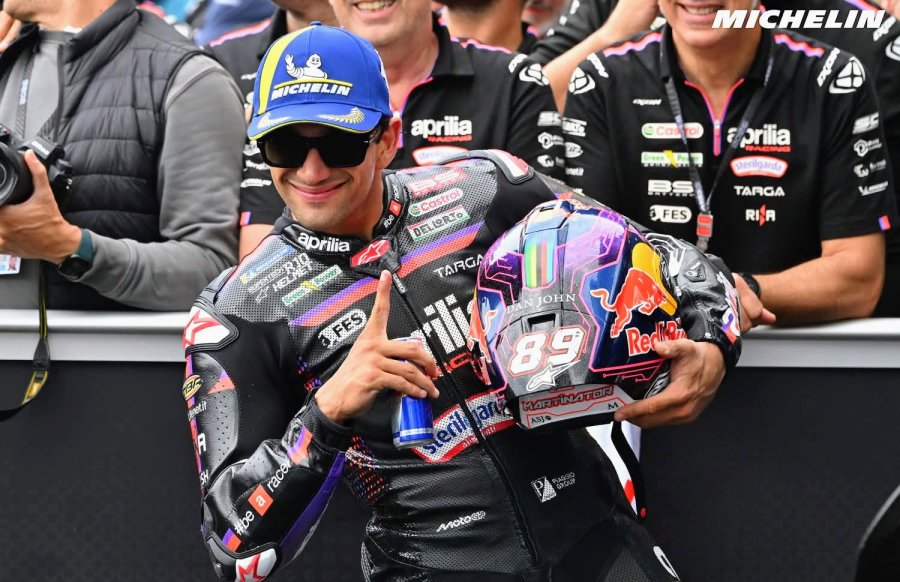 Jorge Mart&iacute;n festeja su regreso al triunfo en un Gran Premio.
