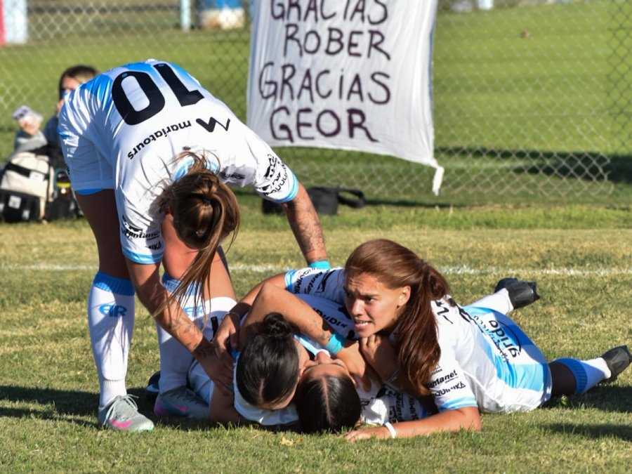 FESTEJO. Las chicas celestes se impusieron en casa.