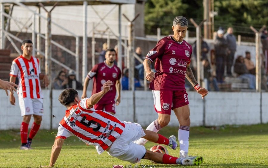 AL PISO. Pablo Ramirez trata de interrumpir un avance rival. Larrea observa de frente.