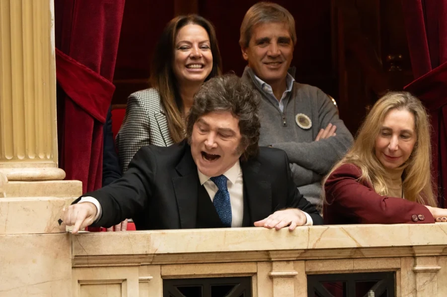 El presidente Javier Milei, junto a Karina Milei, Sandra Pettovello y Luis Caputo.