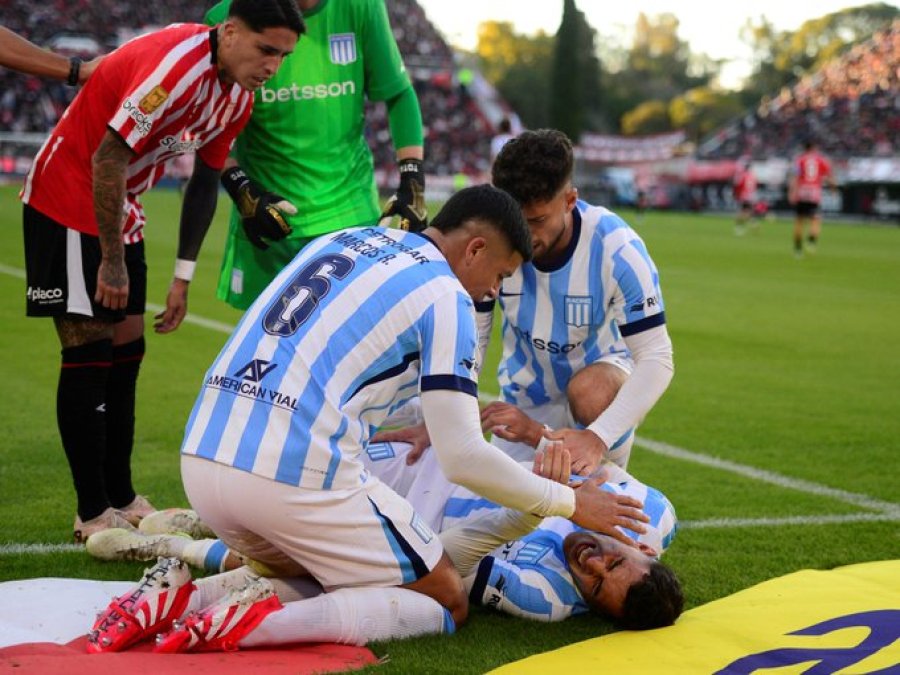 Forneris tuvo que ser retirado en camilla durante el partido ante Estudiantes de La Plata.