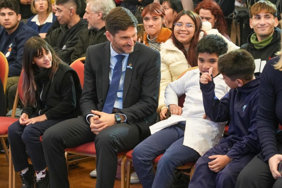 El gobernador Maximiliano Pullaro rodeado de estudiantes de escuelas para personas sordas de toda la provincia. (FOTO SCS)